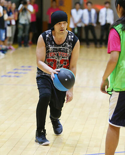  篮球公益行动开展，山区孩子收获梦想球鞋