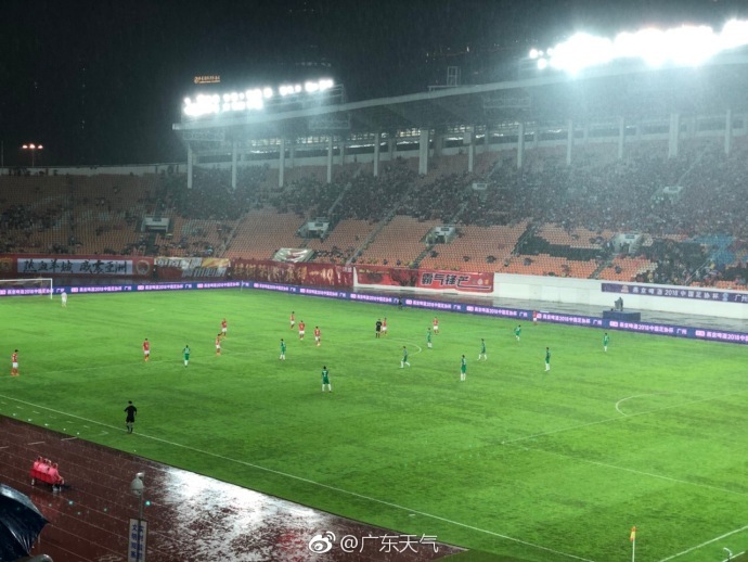  夜间灯光球场投入使用，延长训练时间助力选手备赛  