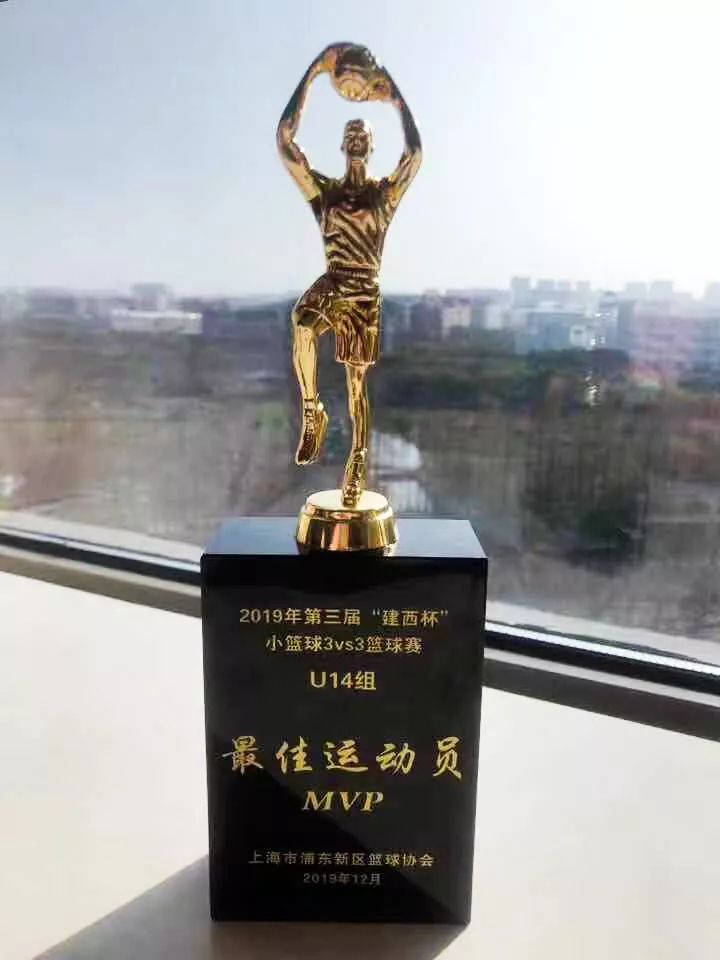  电竞团队默契配合铸就冠军奖杯