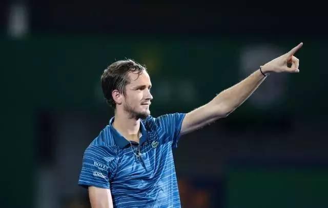  网坛新星闪耀赛场，青春风暴席卷大满贯