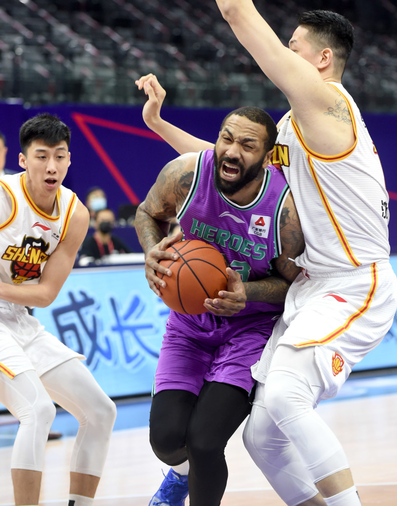  深圳马可波罗失误连连，不敌山东高速男篮