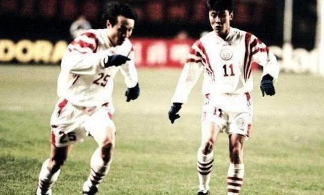  边路快马突破，单骑闯关上演帽子戏法