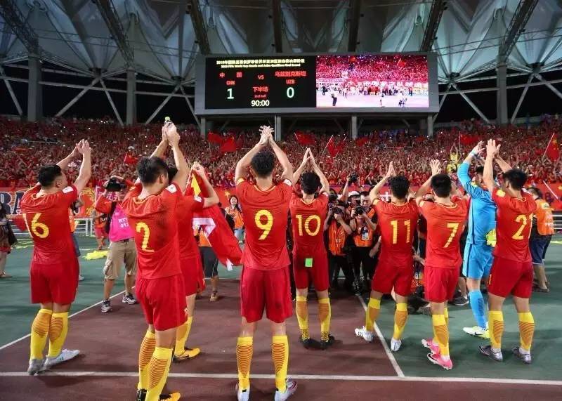  球迷助威声震天，主场氛围助力球队