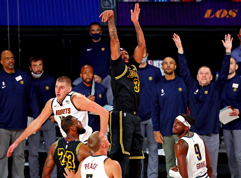  篮球名宿执教青年军，传承经验培育新人